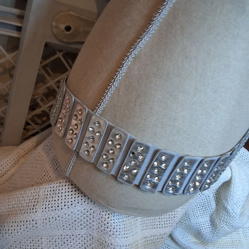 Boutique pearl grey stretch belt with rhinestone accents and buckle OSFM